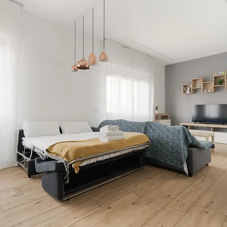 Guesthost - Stylish Forlanini M4 Apartamento